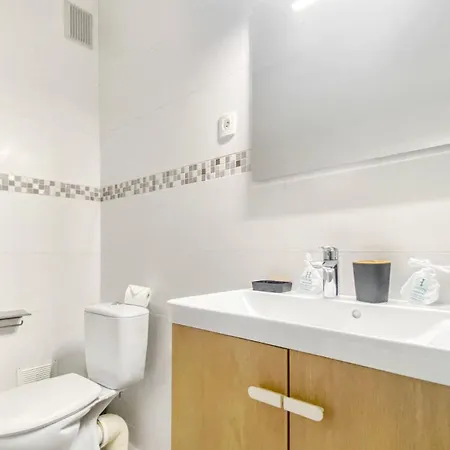 Homey Stone - Private Balcony, Wifi & Netflix Apartment