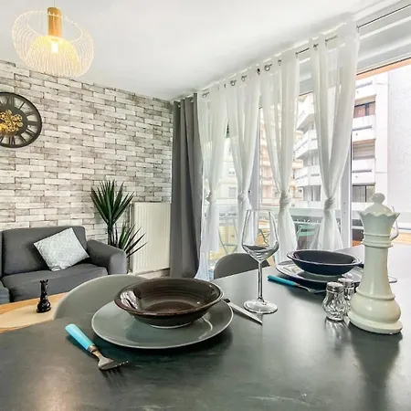 Homey Stone - Private Balcony, Wifi & Netflix Apartment *