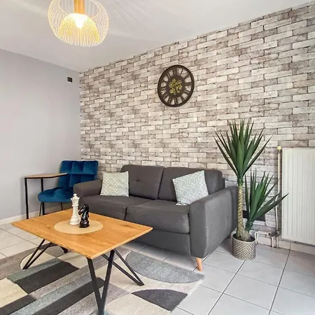 Homey Stone - Private Balcony, Wifi & Netflix Apartment