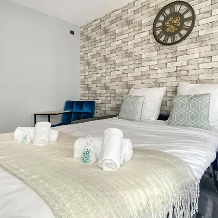 Homey Stone - Private Balcony, Wifi & Netflix Apartment